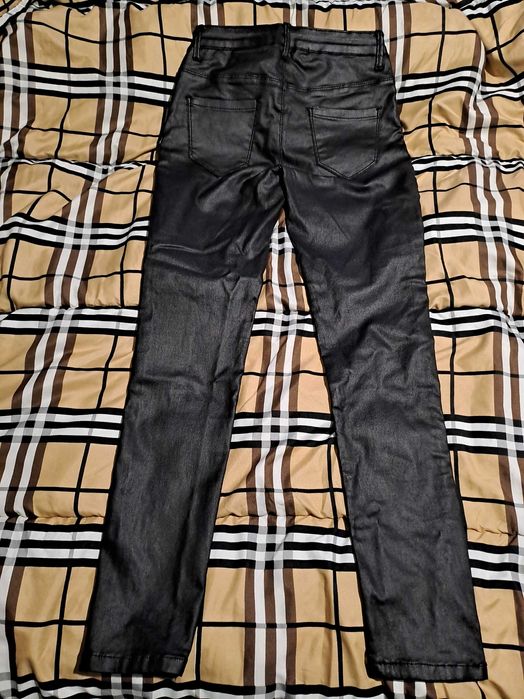 Дамски панталон от промазан плат