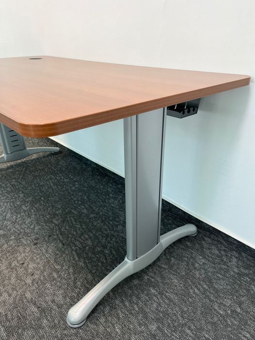 10 Buc. Birou Managerial Steelcase Organizator Cablu Masă Colț 160 cm