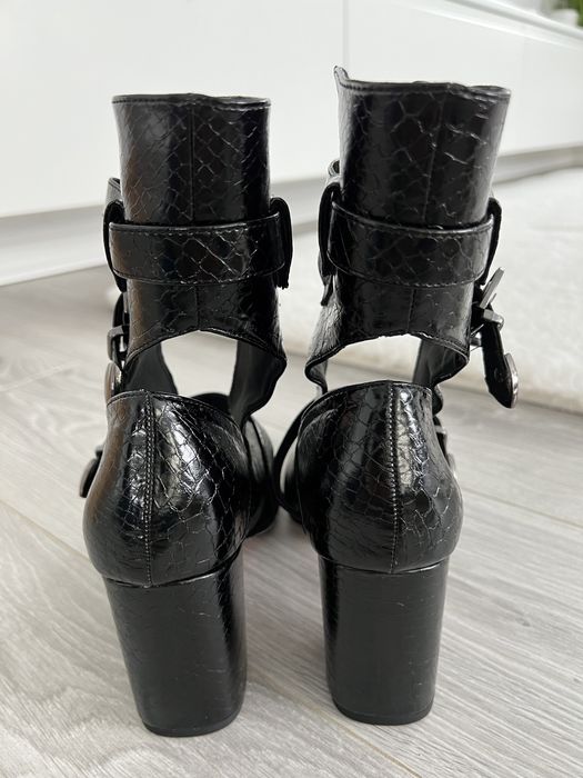 Pantofi Reserved cu decupaje, noi