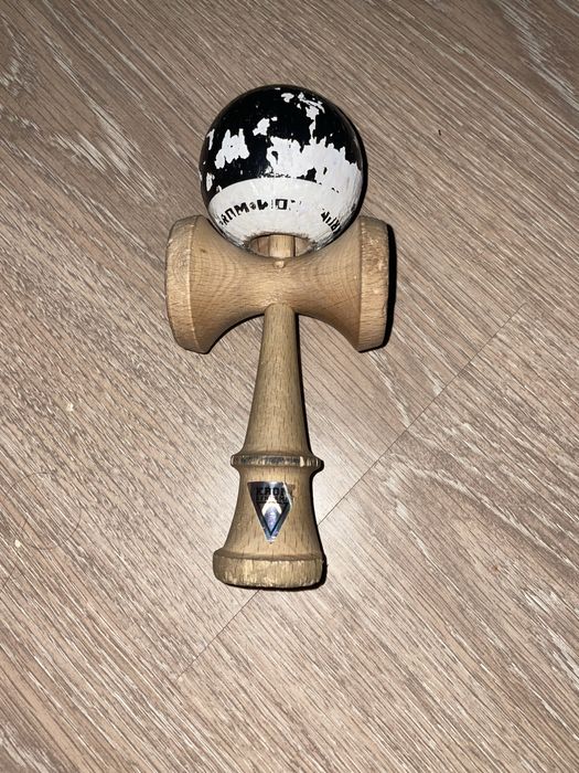 Vând kendama krom pop black