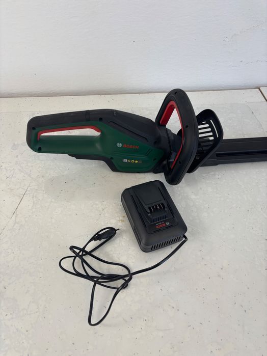 Ferăstrău cu acumulator Bosch UniversalHedgeCut 18V-50, 50 cm