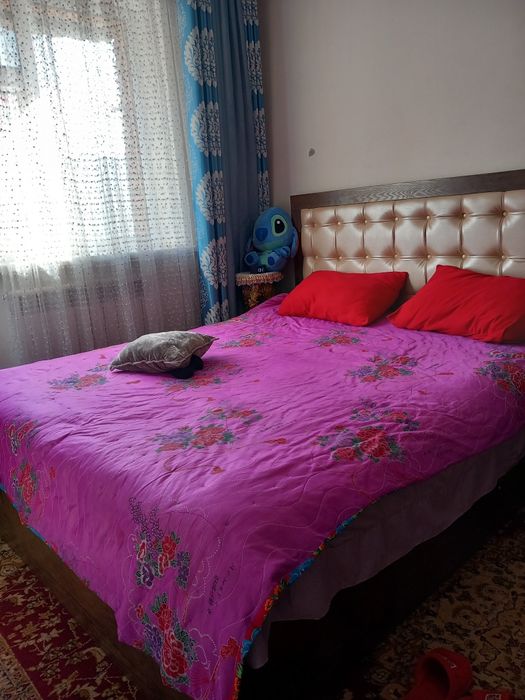 Спальный гарнитур.кровать ,две тумбы и трюио.