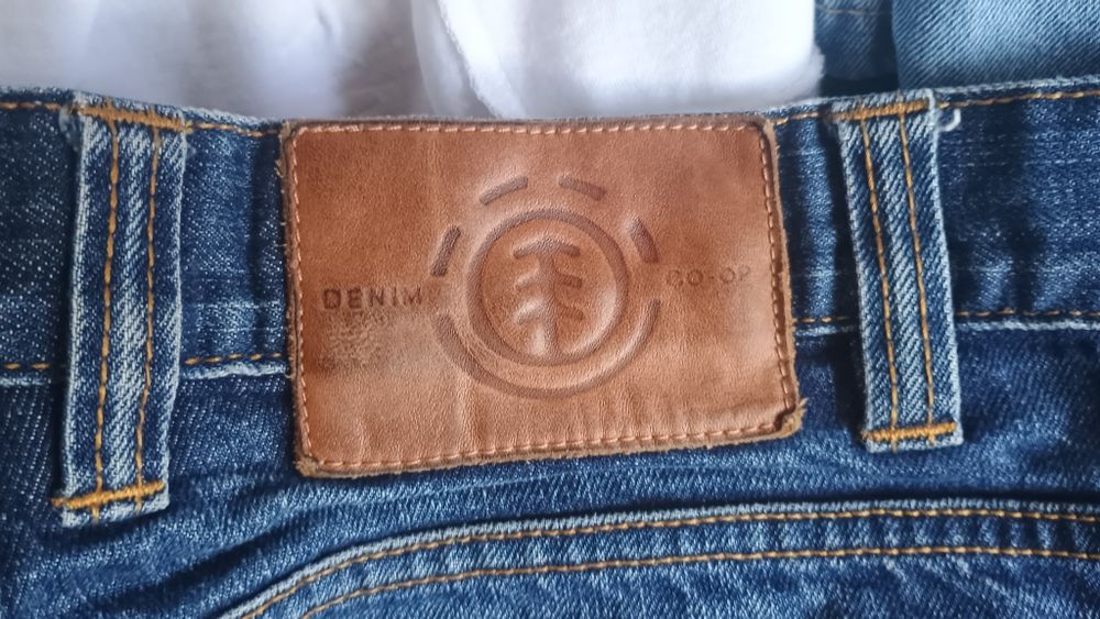 Продавам дамски дънки Element