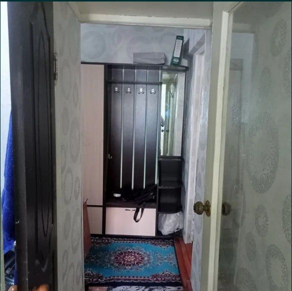 Срочно Яккасарай Саламатина 1в2/4/4 ремонт средний мебелья нет !