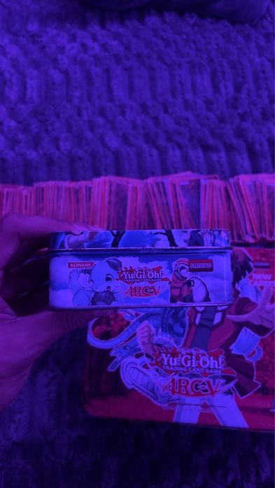 Продавам кутия с Yu-Gi-Oh! Карти