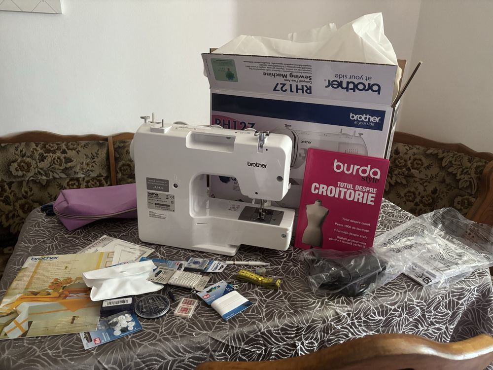 Mașină de cusut complet echipată BROTHER RH127