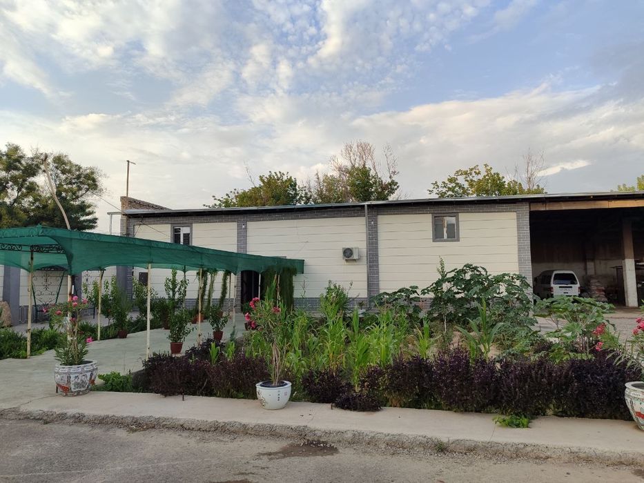 Noturar bino sotiladi