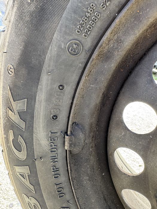 Vand 3 anvelope cu janta tabla