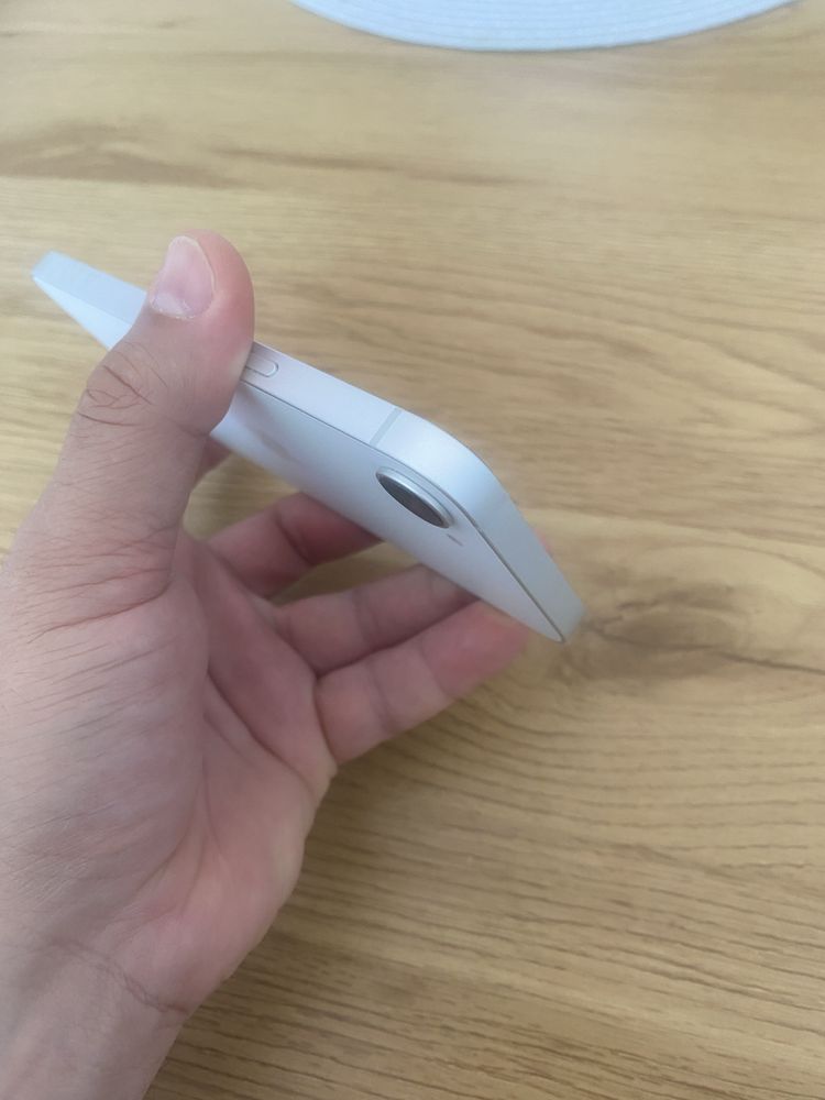 Продавам iphone 16e