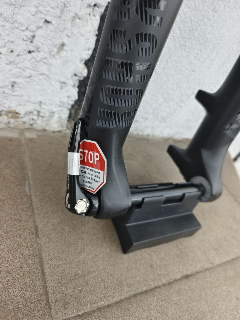 Вилка RockShox Lyric Select RC 2 29" DebonAir 180mm Boost 15X110