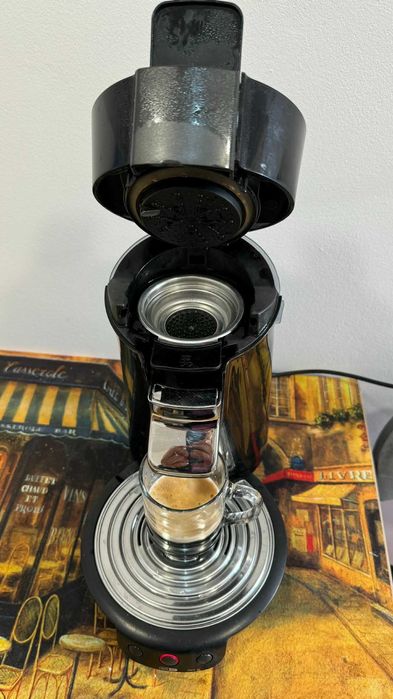 Vand 2 espressoare Philips Senseo cu paduri de cafea.