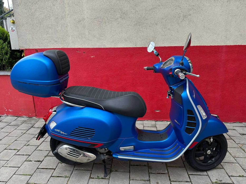 COCMOTORS vinde in consignatie Vespa GTS 300, 4934 km,  2019