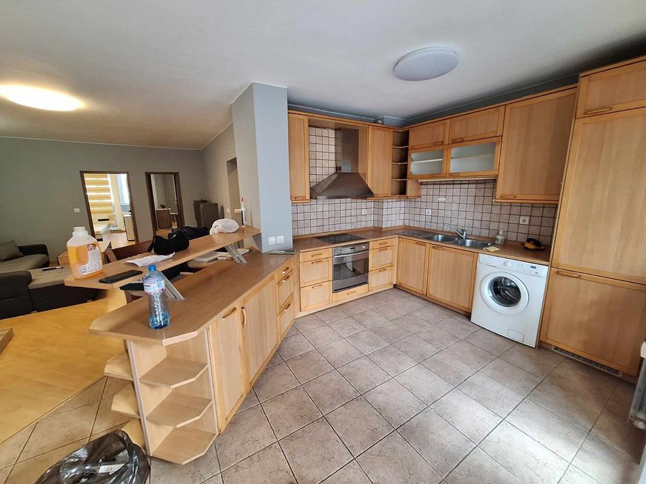 Дава се под наем Тристаен апартамент в Пловдив, Кършияка - 100 кв.м за 612 € - Снимка #1