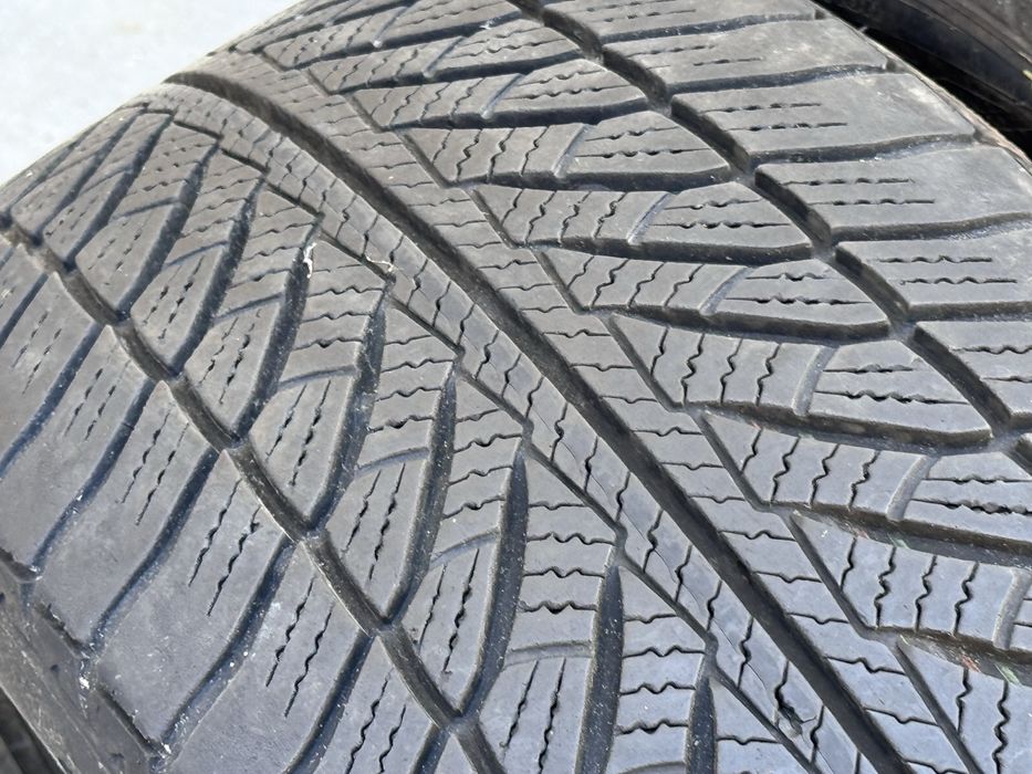 245/45/E18 Goodiyear Ultra Grip8 4бр зимни RunFlat dot3718