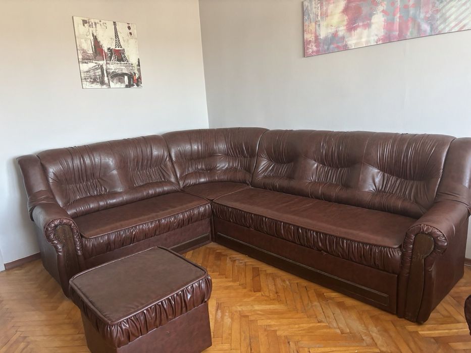 Комплект холова гарнитура: ъглов диван, фотьойл и табуретка.