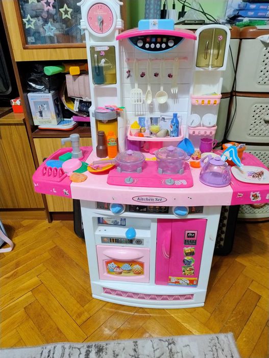 Детска  кухня с подарък допълнителни плодове и зеленчуци