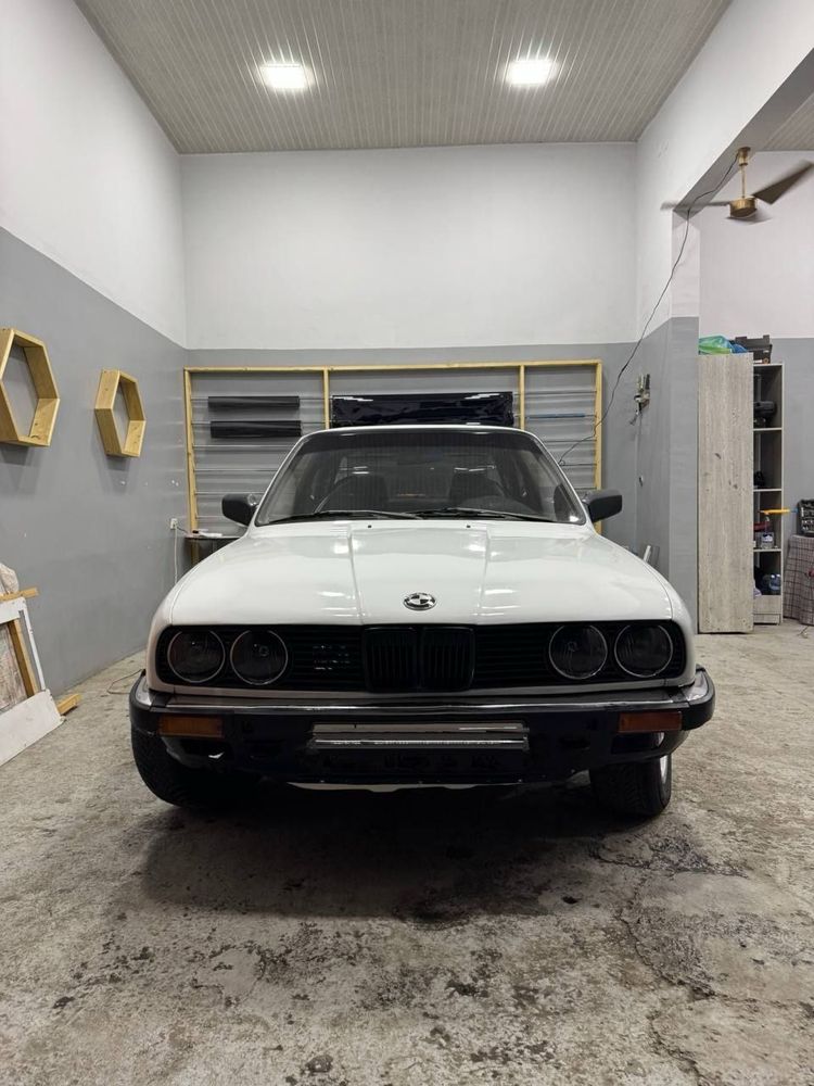 BMW  325  Белая Мотор 2 литровый м20