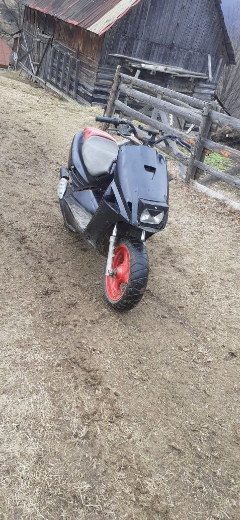 Vând scuter malaguty f12 phantom 70cc și o aprilia sr replica 1995 70c