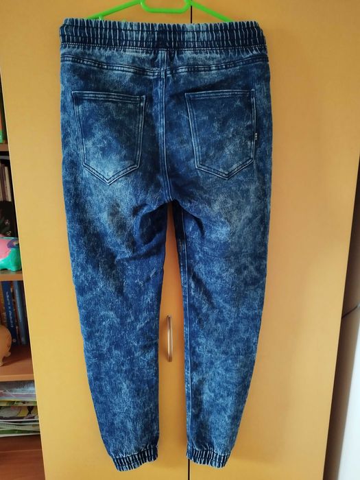 Pantaloni jogger