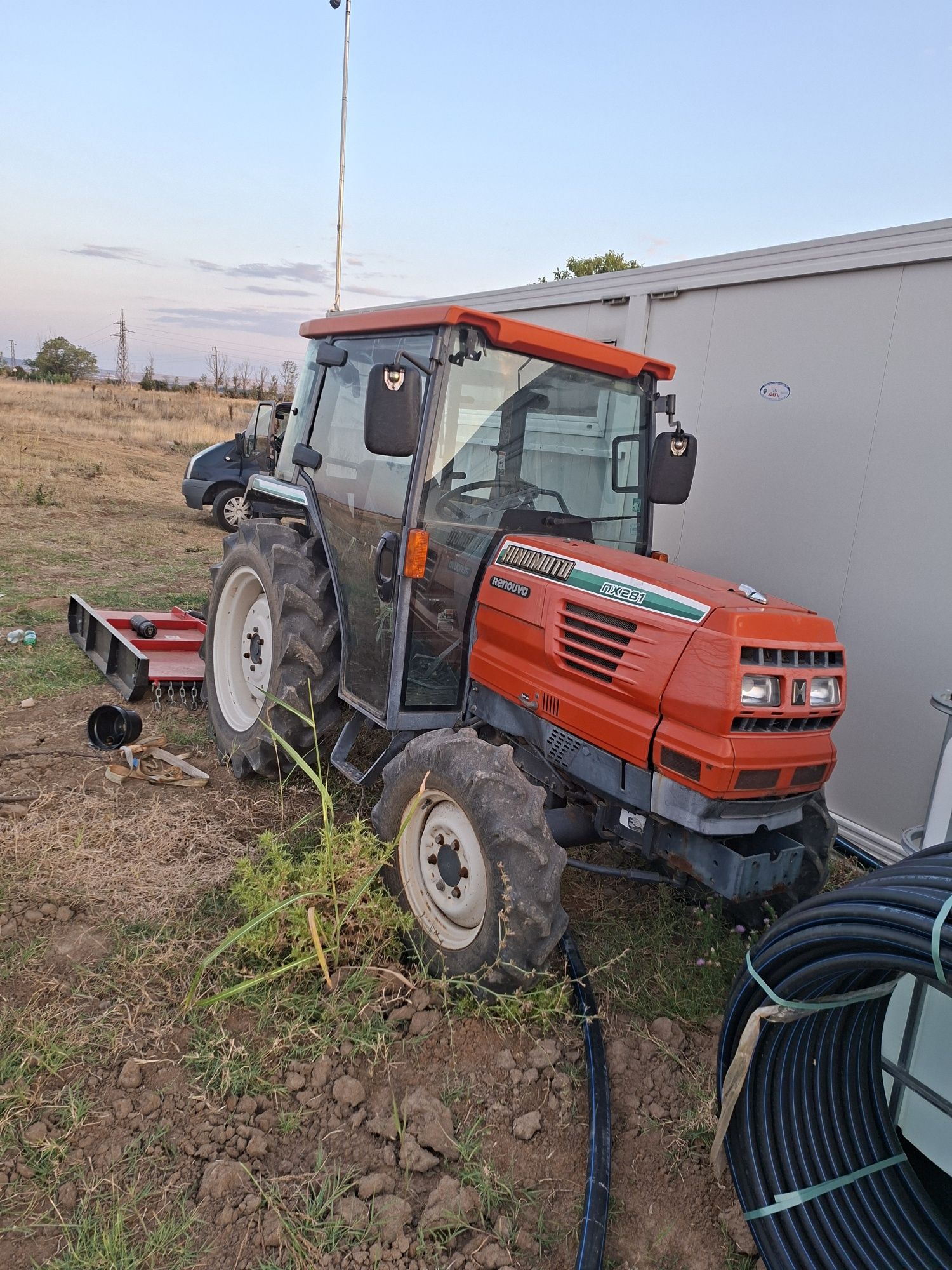 Трактор Hinomoto 28hp 4х4 перфектно състояние на 1100 мото часа