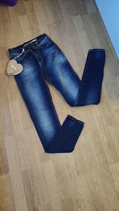 Нови дънки с етикет