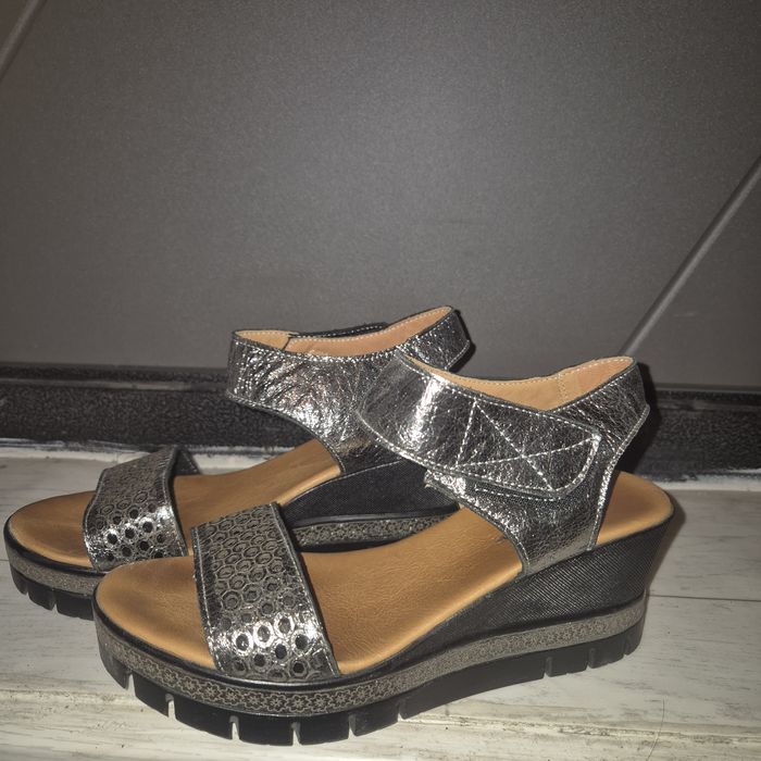 Серебряные босоножки