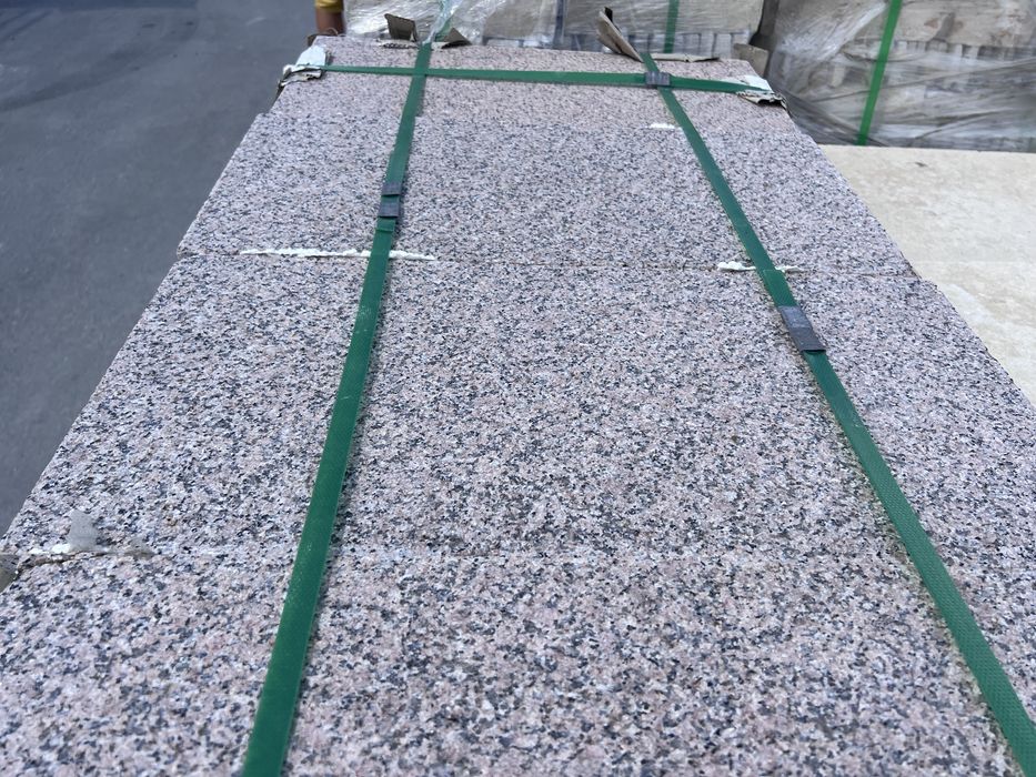 Granit fiamat rose-antiderapant pe stoc