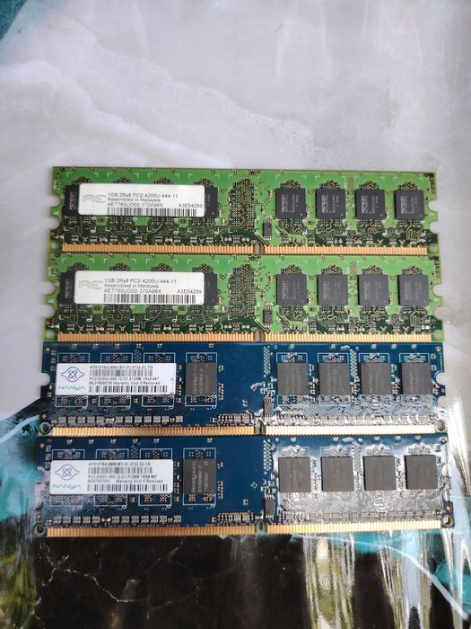 Vând memori RAM 1GB și 512 MB