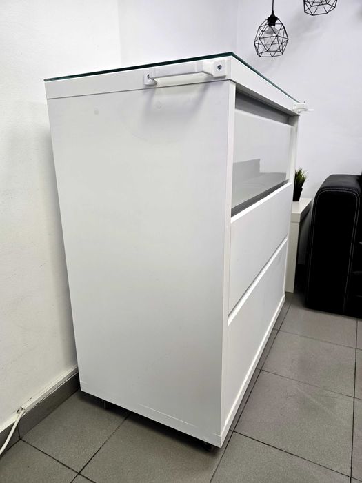 Професионален шкаф за педикюр / козметичен салон – удобен и стабилен