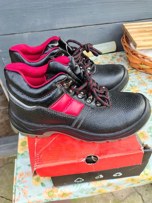 De vînzare bocanci de lucru