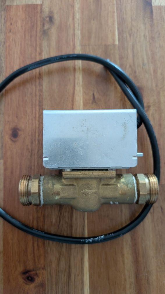 Vana electrica  cu mufa de connectare