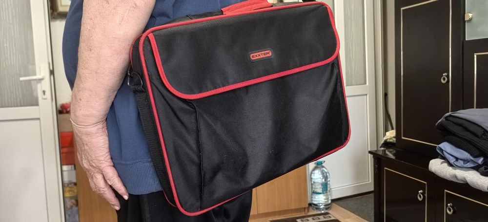 Vând geanta pentru laptop