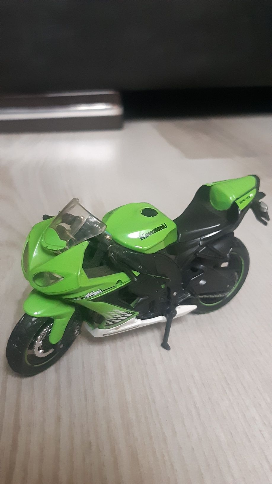 Vând machetă motocicletă Kawasaki Ninja ZX-10