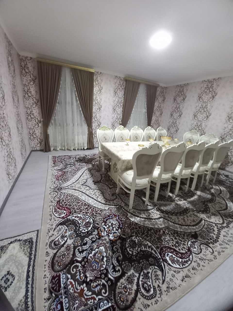 3honali Istiqlol stadioni togrisida, CAMU oldida