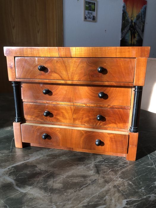Bidermeier comoda in miniatura