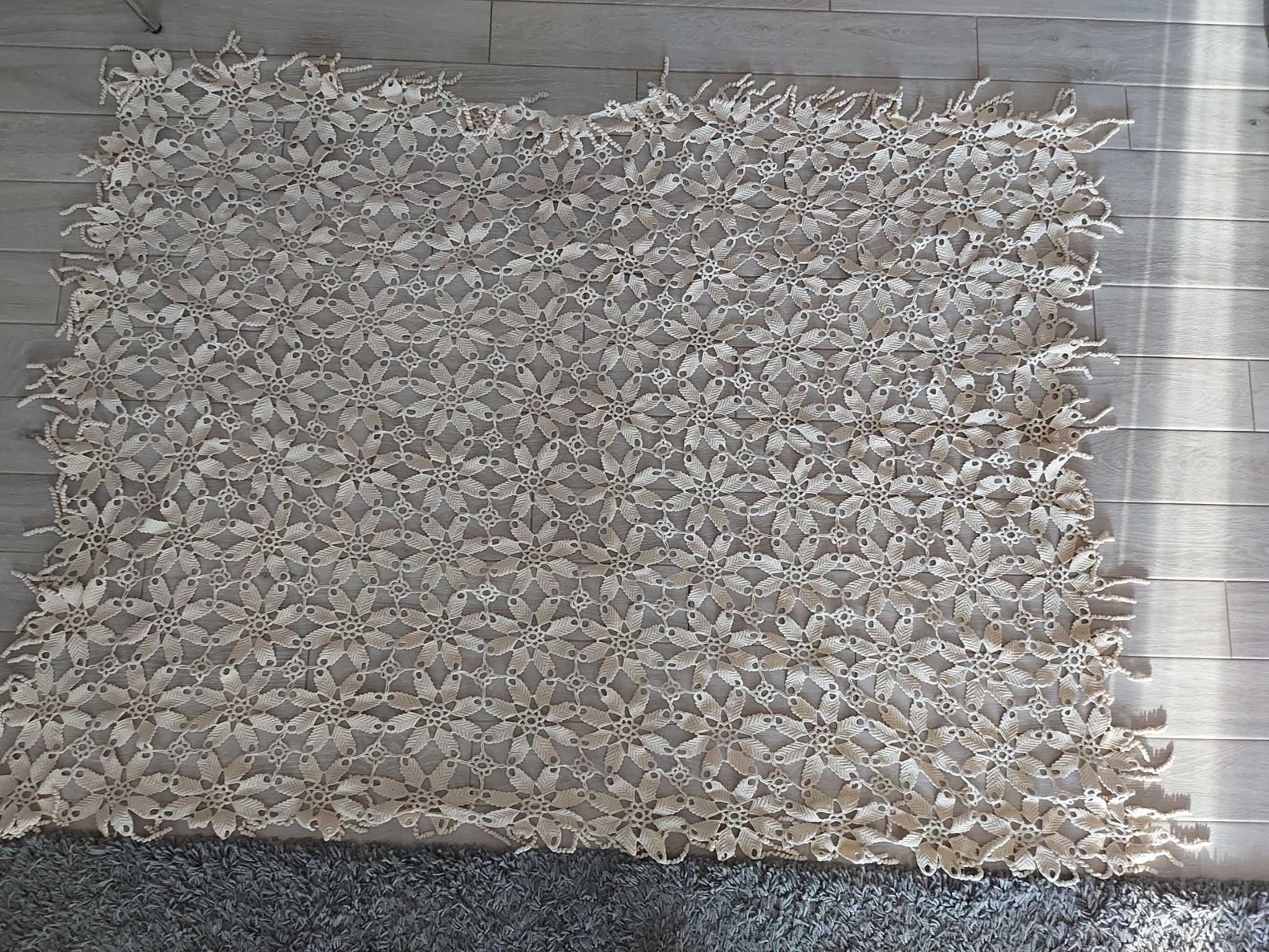 Carpete traditionale romanesti, fete de masa.