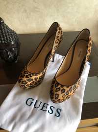 Ефектни обувки леопардов принт Guess