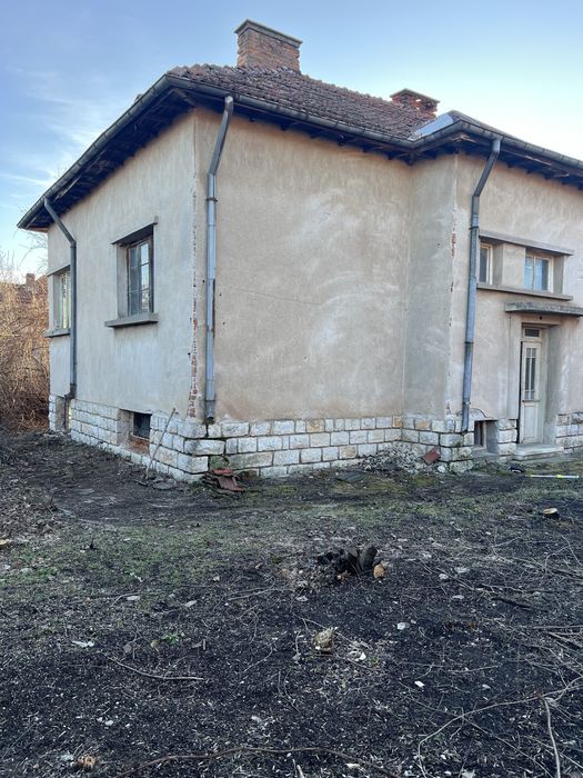 Къща с двор и селскостопанска пристройка