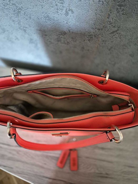 Чанта Guess в свеж коралов цвят