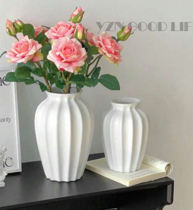 Vaza cu flori artificiale (aranjament floral)