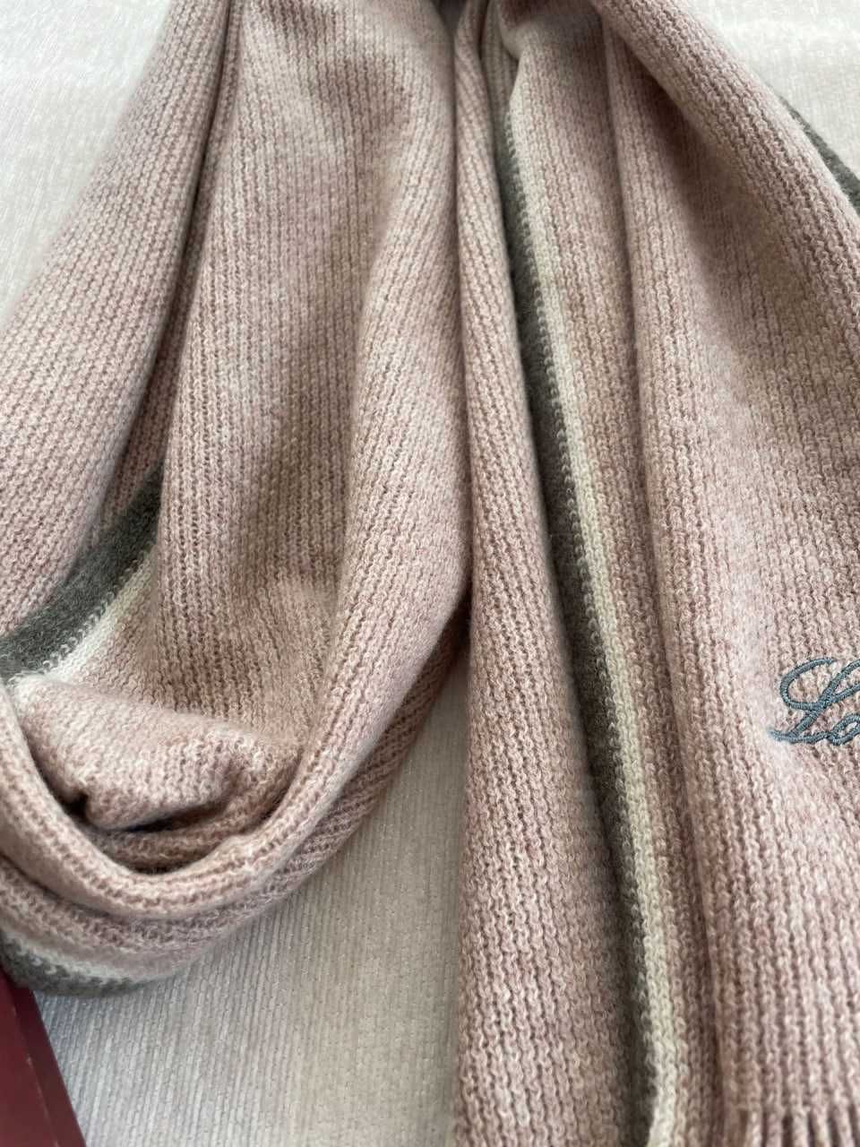 Шарф от бренда Loro piana