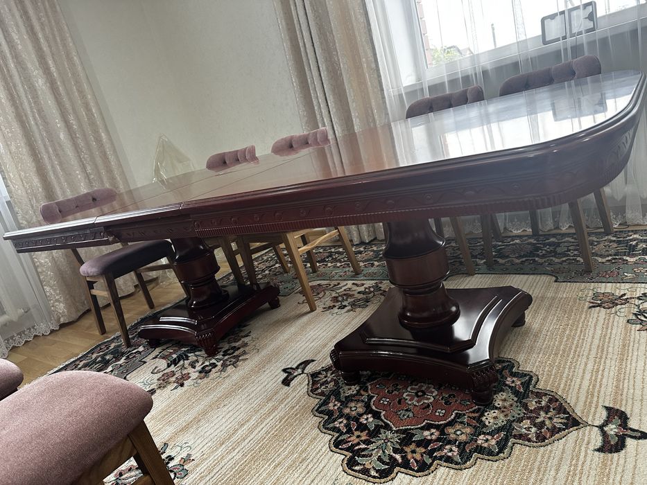 Стол из дерева. В хорошем состоянии