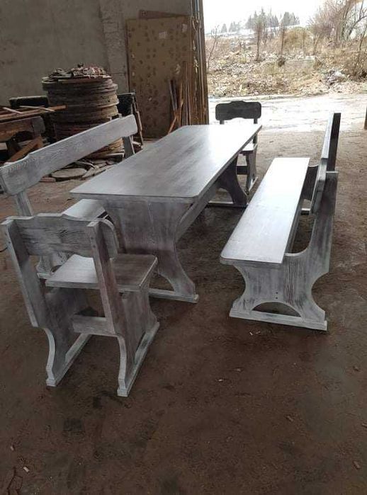 Дървени маси и пейки