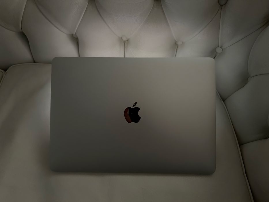  MacBook Pro 16 inch** i7**16GB** 512 SSD**2019