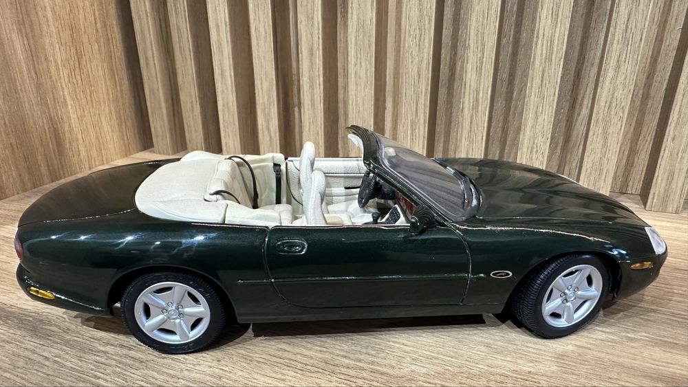 Колекционерски 1:18 Mercedes 300SL и Jaguar