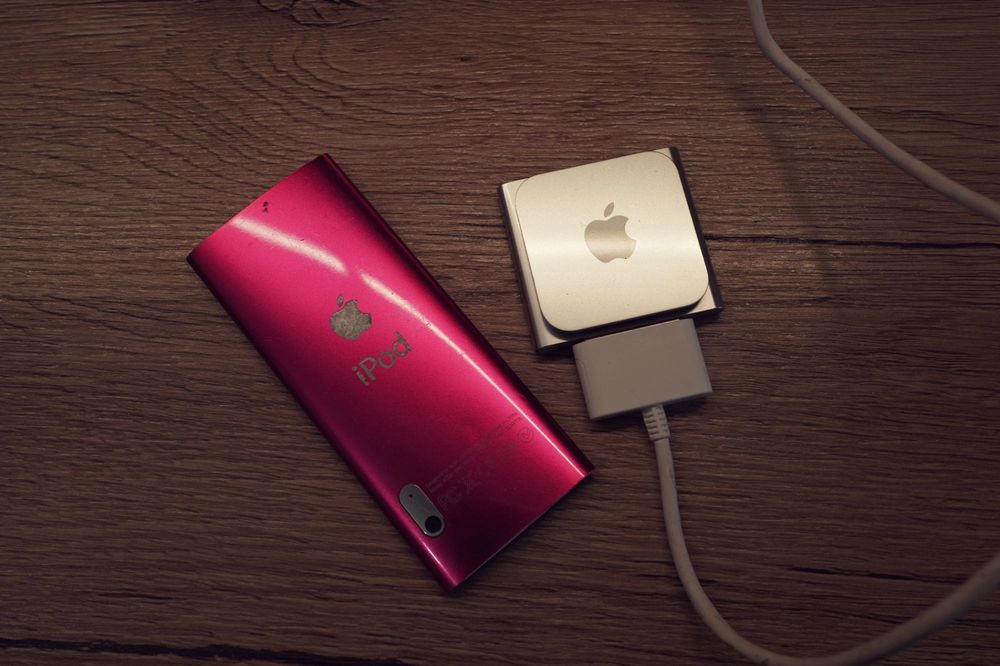 Vand ipod 2 bucati nano gen 5 si cu touch