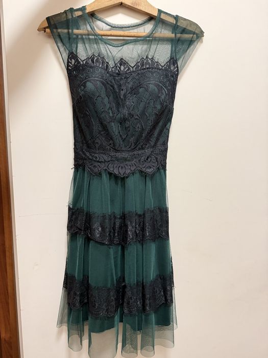 Маслено-зелено рокля с дантела