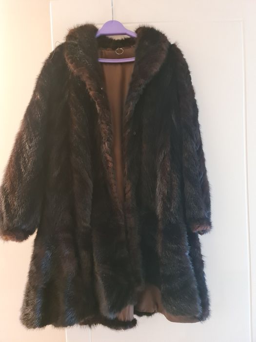 Палто от Норка с шал яка. Дължина до коляното и разкроено.