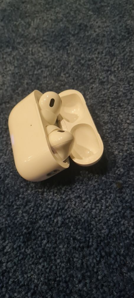 Airpods Pro със зарядно за айфон