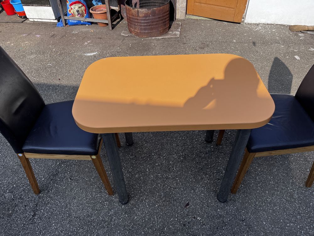 Masa si scaune in perfecta stare